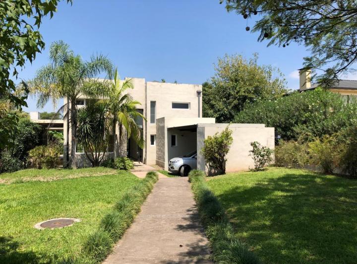 Casa · 1400m² · 5 Ambientes · 2 Cocheras