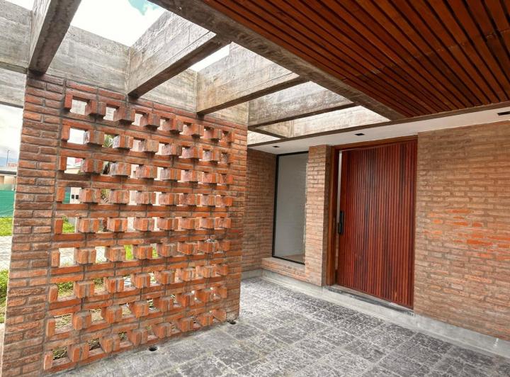Casa · 97m² · 2 Dormitorios · 2 Cocheras
