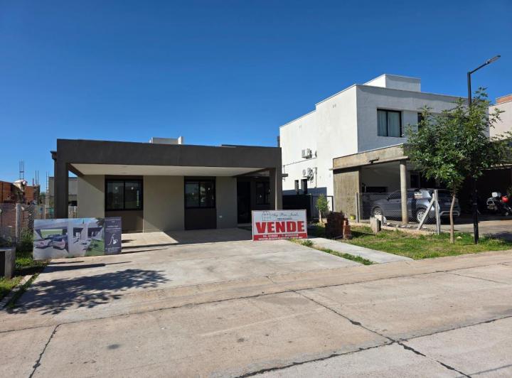 Casa · 106m² · 3 Dormitorios · 2 Cocheras