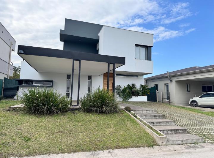 Casa · 250m² · 6 Ambientes · 2 Cocheras