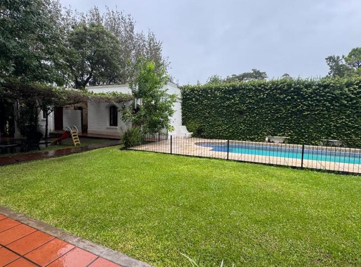 Casa · 300m² · 6 Ambientes · 2 Cocheras