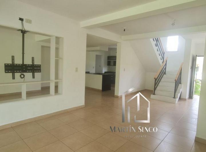 Casa · 213m² · 8 Ambientes · 2 Cocheras