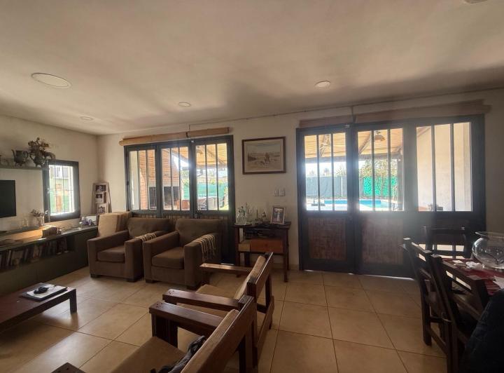 Casa · 220m² · 3 Dormitorios · 4 Cocheras