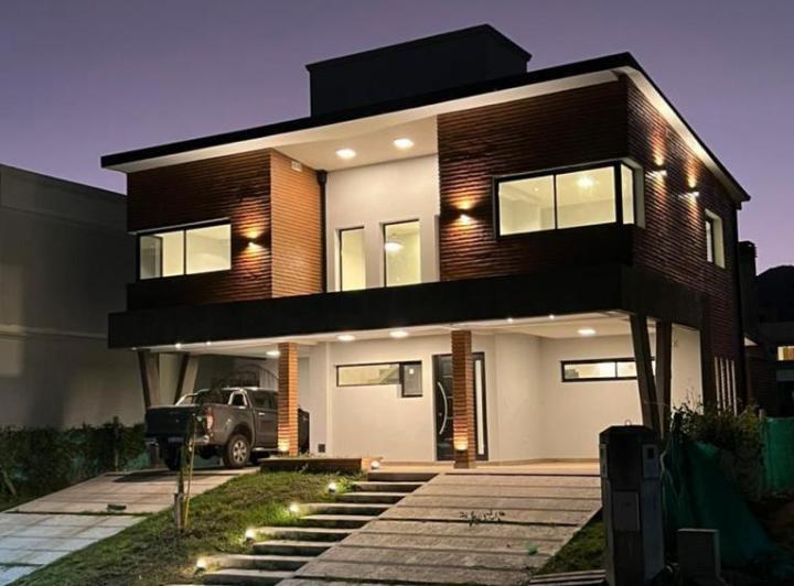 Casa · 230m² · 5 Ambientes