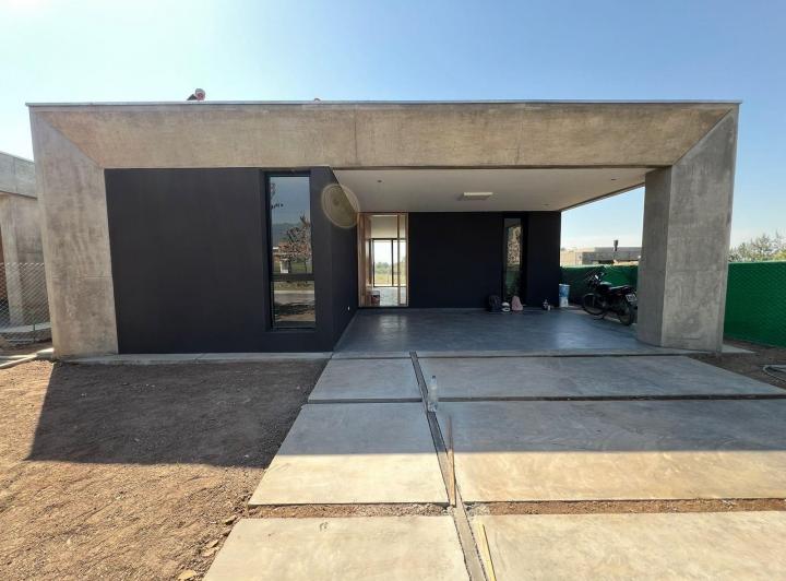 Casa · 366m² · 2 Dormitorios · 1 Cochera