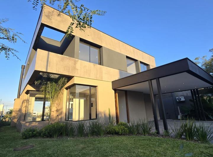 Casa · 228m² · 3 Dormitorios · 2 Cocheras