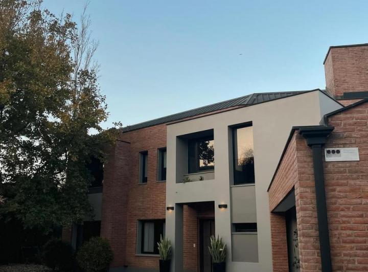 Casa · 360m² · 10 Ambientes · 2 Cocheras