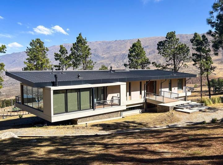 Casa · 355m² · 3 Dormitorios · 3 Cocheras