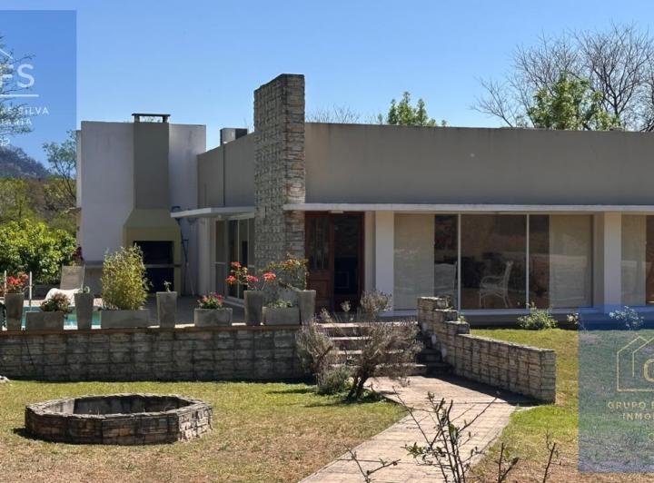 Casa · 185m² · 6 Ambientes · 2 Cocheras