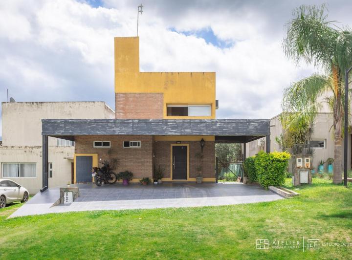 Casa · 144m² · 8 Ambientes · 2 Cocheras