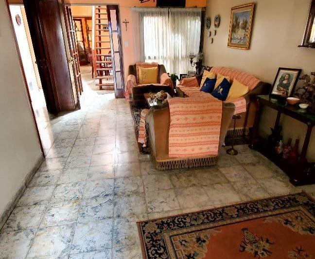 Casa · 7 Ambientes · 1 Cochera