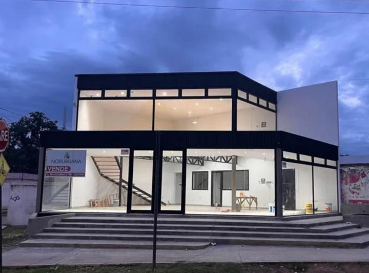 Local comercial · 180m² · 4 Ambientes · 3 Cocheras