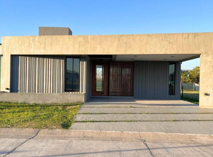 Casa · 98m² · 2 Dormitorios · 2 Cocheras