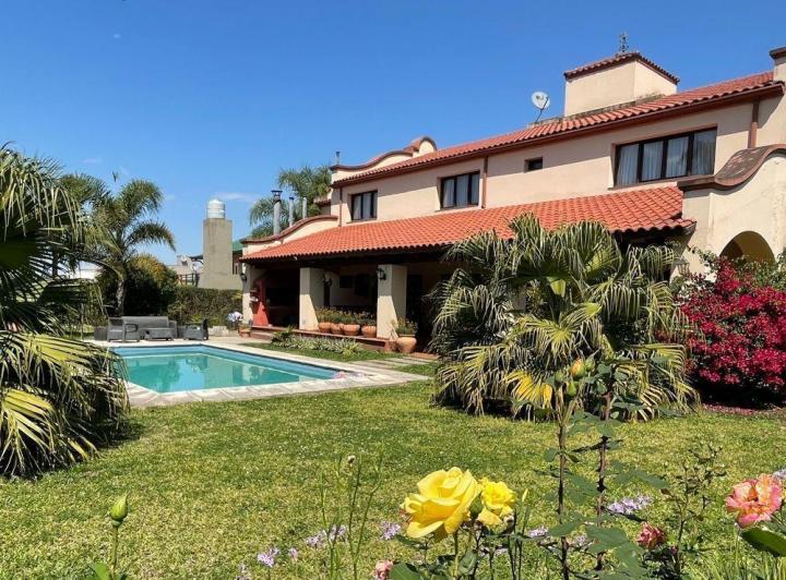 Casa · 1500m² · 4 Dormitorios · 2 Cocheras