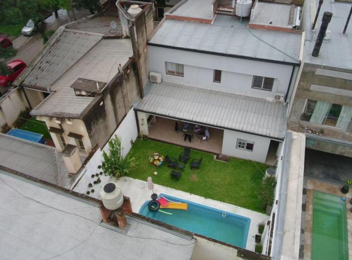 Casa · 330m² · 10 Ambientes · 3 Cocheras