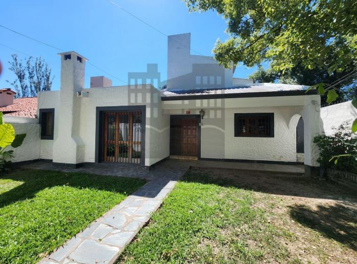 Casa · 240m² · 5 Dormitorios · 2 Cocheras