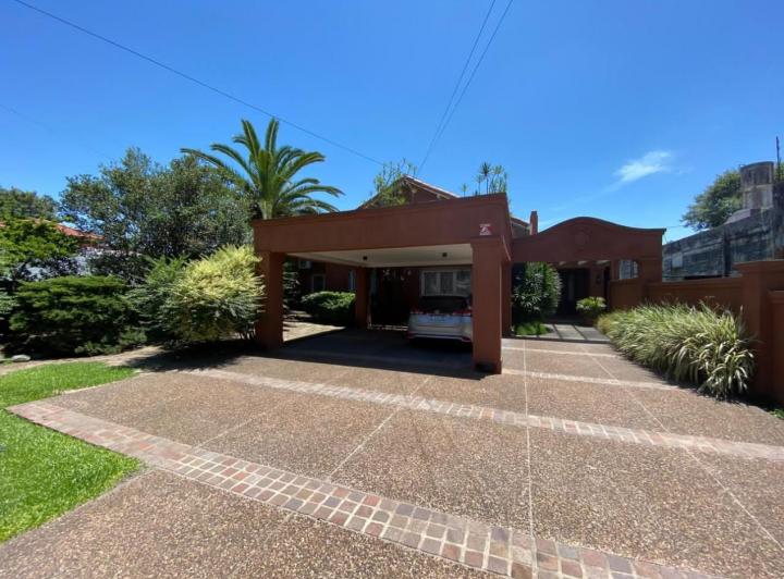 Casa · 254m² · 4 Ambientes · 2 Cocheras