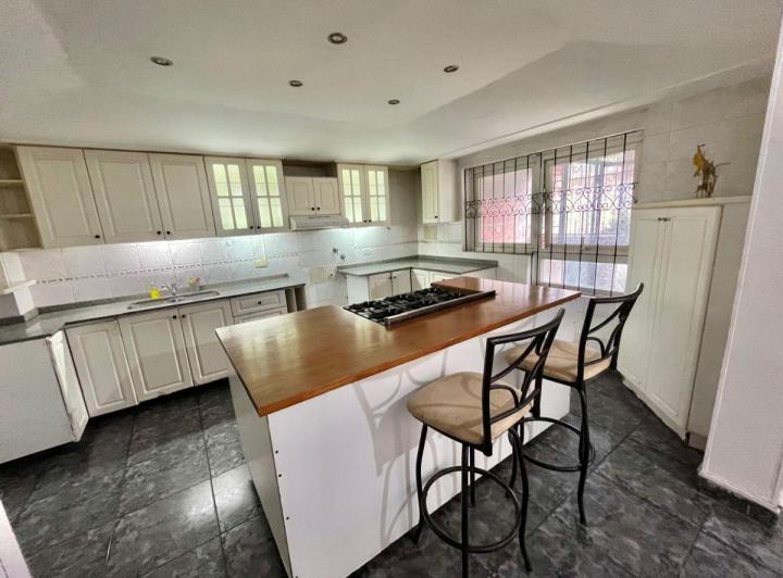 Casa · 180m² · 6 Ambientes · 1 Cochera