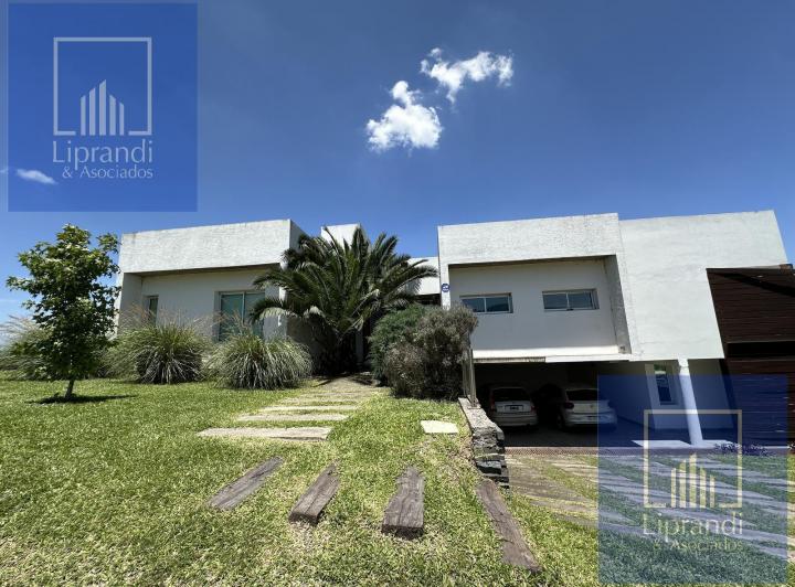 Casa · 350m² · 6 Ambientes · 2 Cocheras