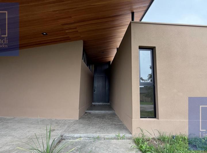 Casa · 182m² · 4 Ambientes · 2 Cocheras