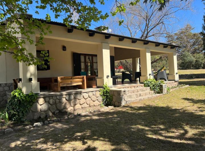 Casa · 2500m² · 2 Dormitorios · 3 Cocheras