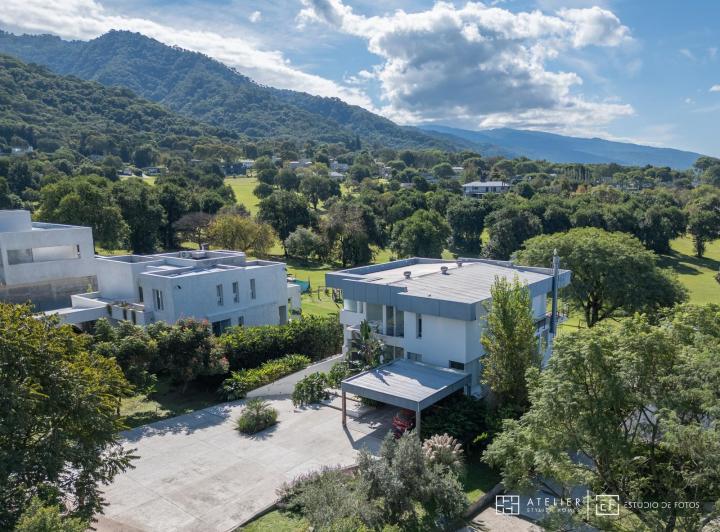Casa · 800m² · 6 Ambientes · 1 Cochera
