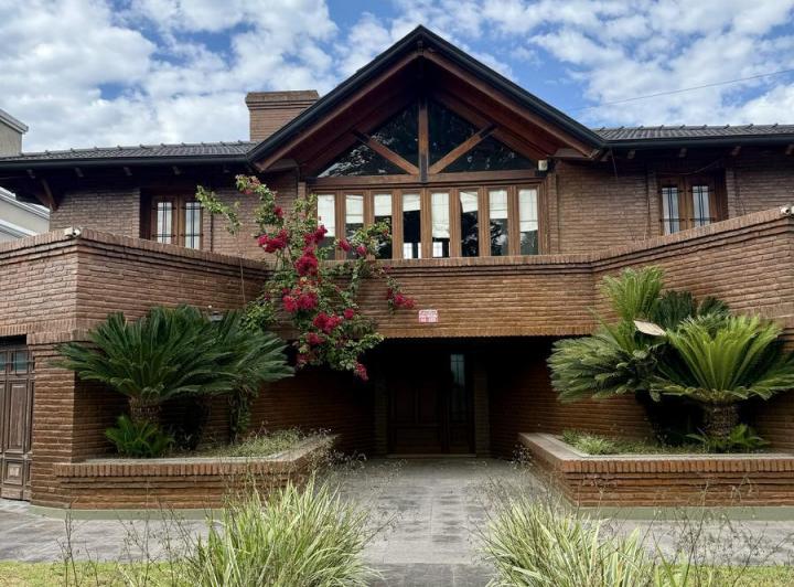 Casa · 480m² · 4 Dormitorios · 2 Cocheras