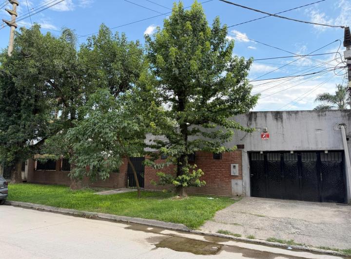 Casa · 390m² · 6 Dormitorios · 2 Cocheras