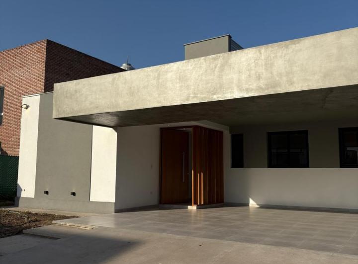 Casa · 390m² · 5 Ambientes · 2 Cocheras