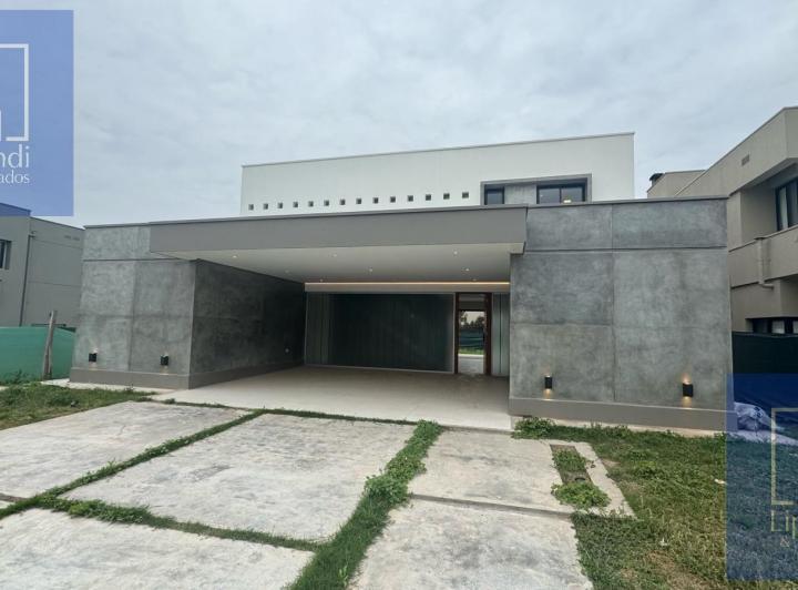 Casa · 450m² · 4 Ambientes · 2 Cocheras