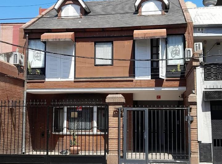 Casa · 500m² · 9 Dormitorios · 2 Cocheras