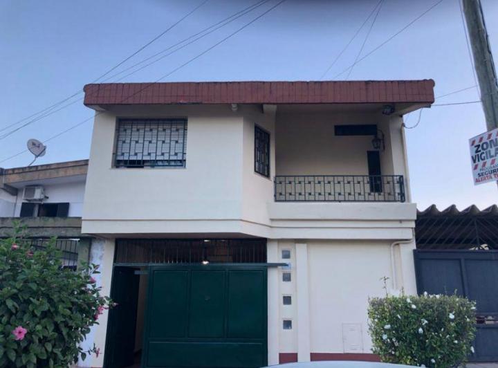 Casa · 300m² · 5 Ambientes · 2 Cocheras