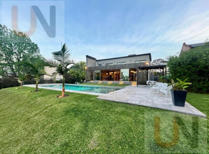 Casa · 328m² · 7 Ambientes · 2 Cocheras