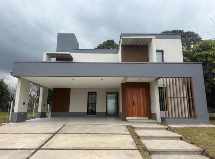 Casa · 450m² · 6 Ambientes · 2 Cocheras