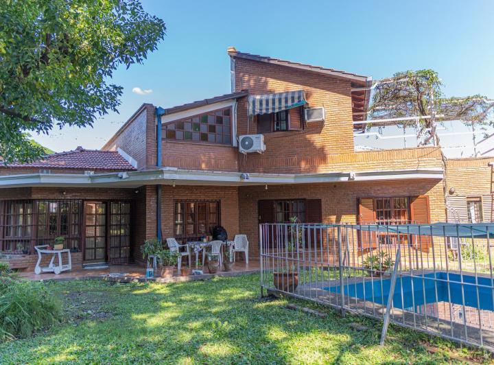 Casa · 293m² · 4 Dormitorios · 2 Cocheras