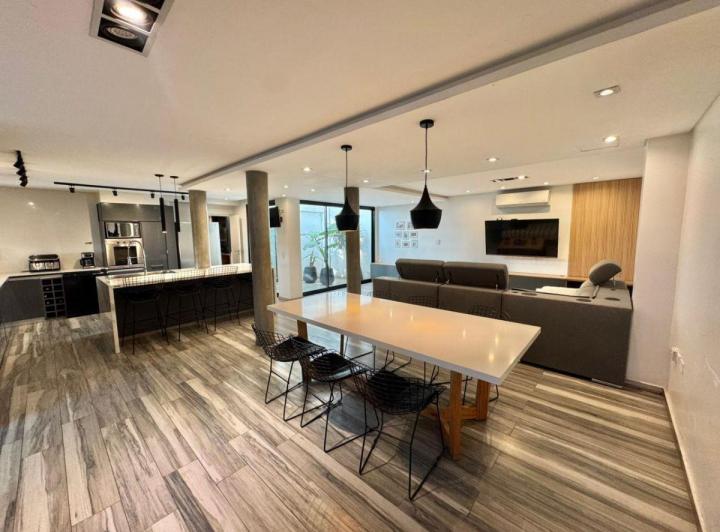 Casa · 328m² · 6 Ambientes · 1 Cochera