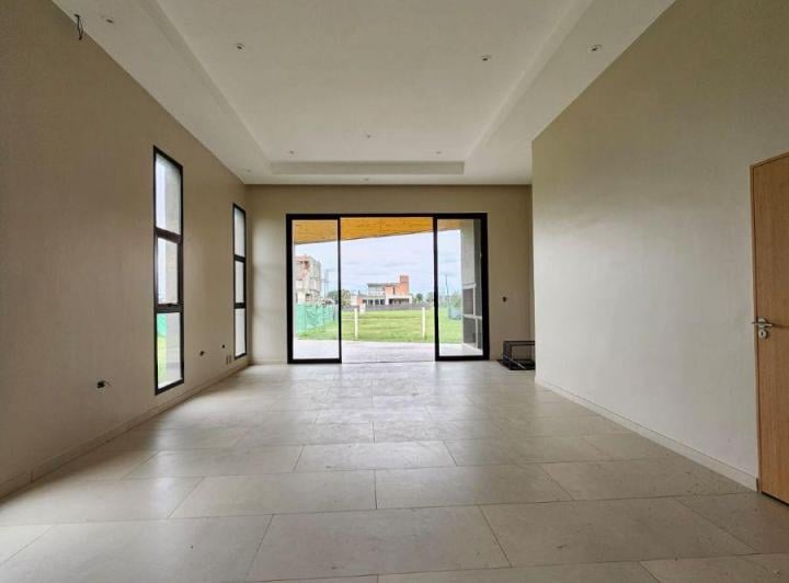 Casa · 403m² · 4 Ambientes · 1 Cochera