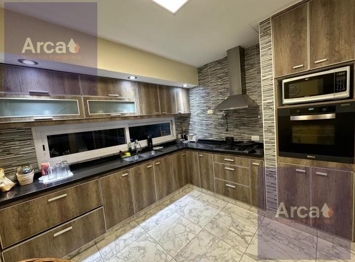 Casa · 668m² · 5 Ambientes · 2 Cocheras
