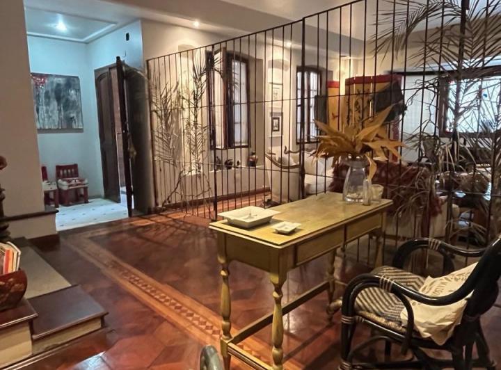 Casa · 550m² · 8 Ambientes · 1 Cochera