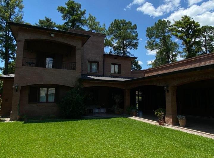 Casa · 1500m² · 9 Ambientes · 2 Cocheras