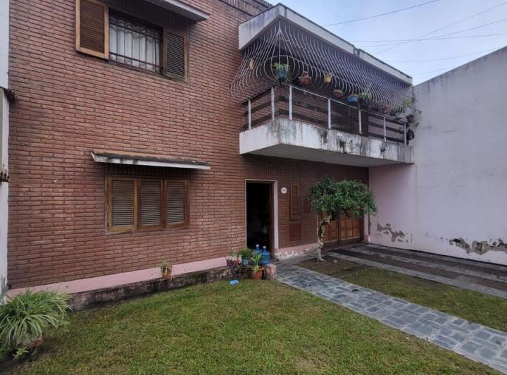 Casa · 400m² · 7 Dormitorios · 2 Cocheras