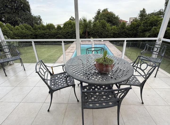Casa · 1200m² · 5 Ambientes · 2 Cocheras