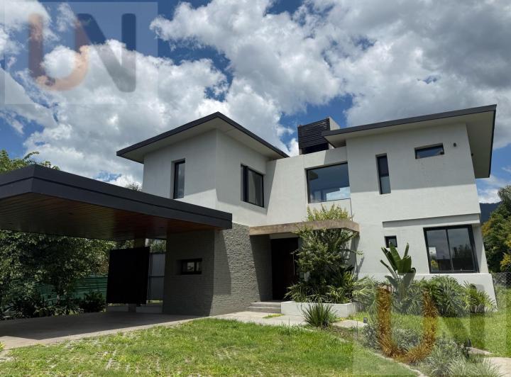 Casa · 181m² · 5 Ambientes · 2 Cocheras