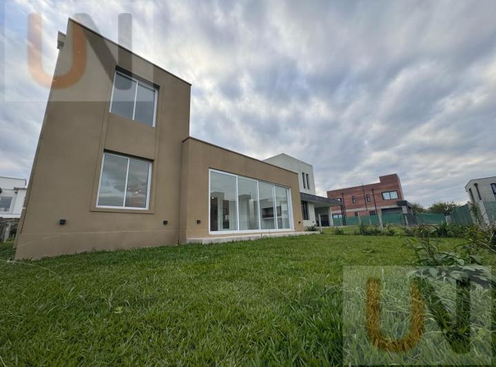 Casa · 390m² · 6 Ambientes · 2 Cocheras