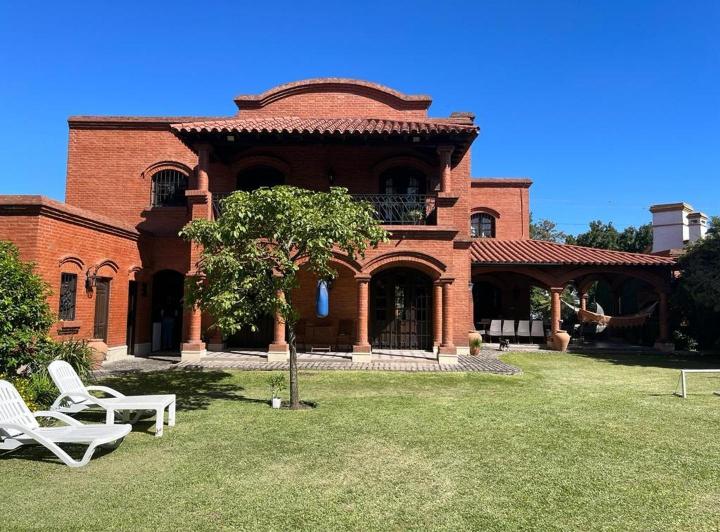 Casa · 450m² · 5 Ambientes · 2 Cocheras