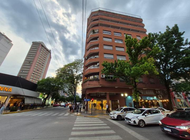 Departamento · 100m² · 9 Ambientes · 1 Cochera