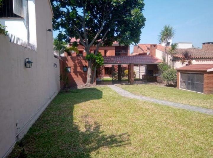 Casa · 350m² · 5 Ambientes · 2 Cocheras