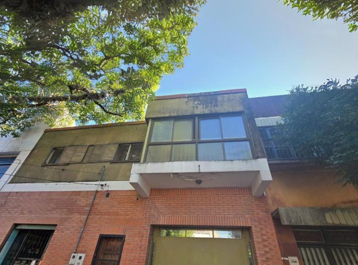 Casa · 310m² · 4 Dormitorios · 2 Cocheras