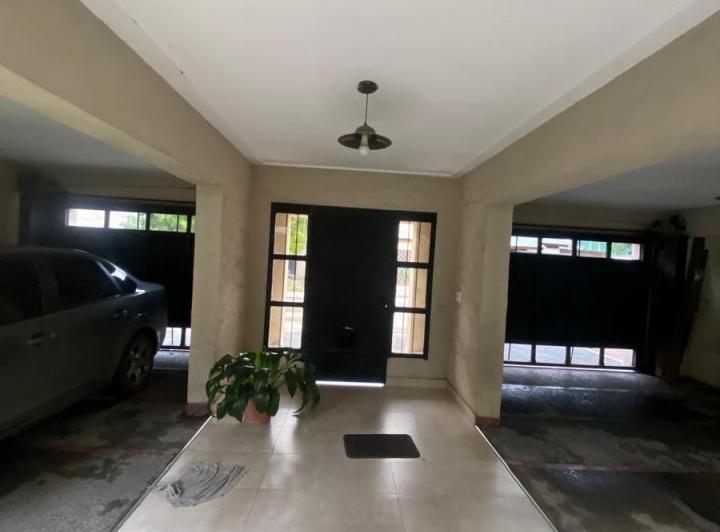 Casa · 500m² · 8 Ambientes · 2 Cocheras
