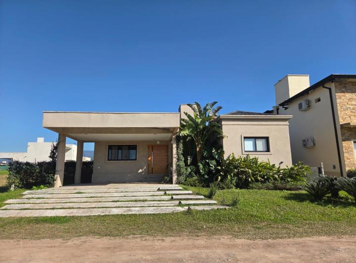 Casa · 688m² · 4 Ambientes · 2 Cocheras